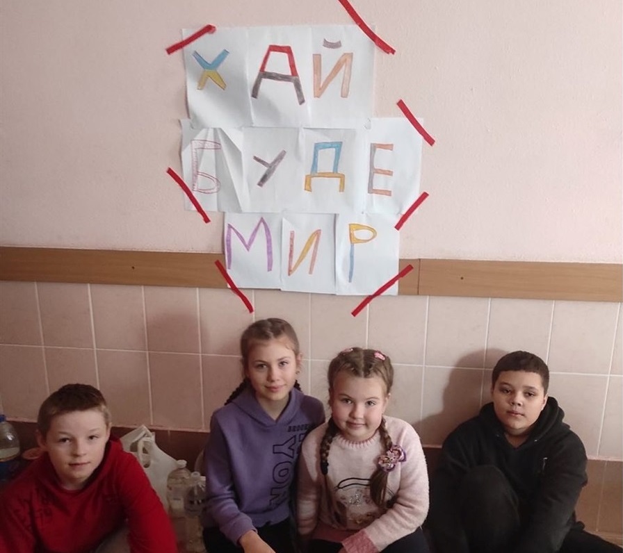 Діти намалювали плакат та повісили його у бомбосховищі