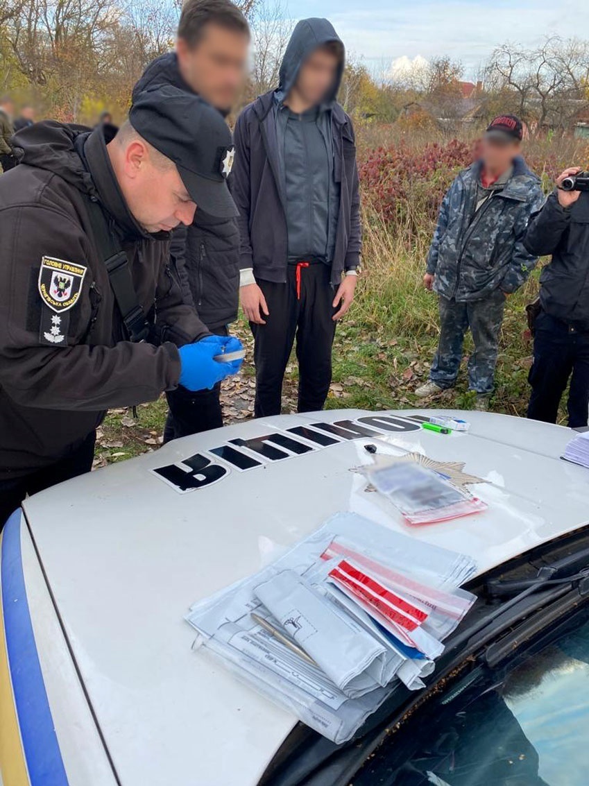 У правопорушників вилучили 153 пакетики з наркотиками