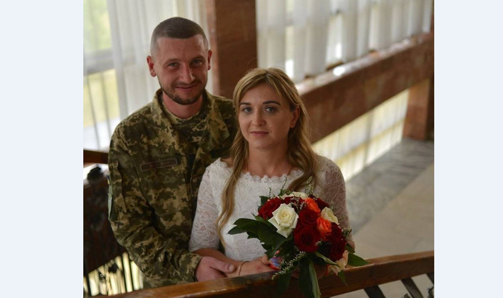 Захисник одружився на День конституції України