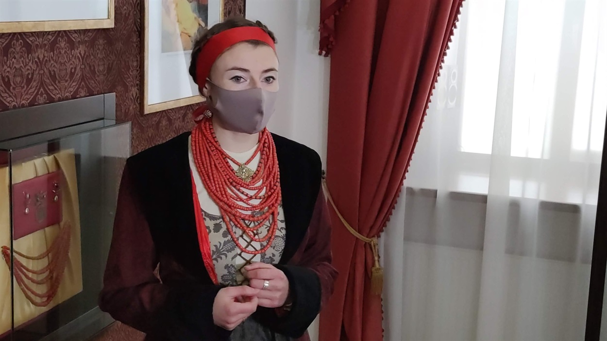 Мотря Кочубей зізнається відвідувачам та відвідувачкам у своїх справжніх почуттях до гетьмана Івана Мазепи