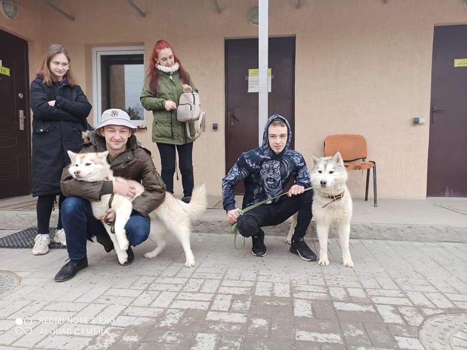 Ці хлопці і дівчата знайшли собі у Центрі вірних друзів на все життя