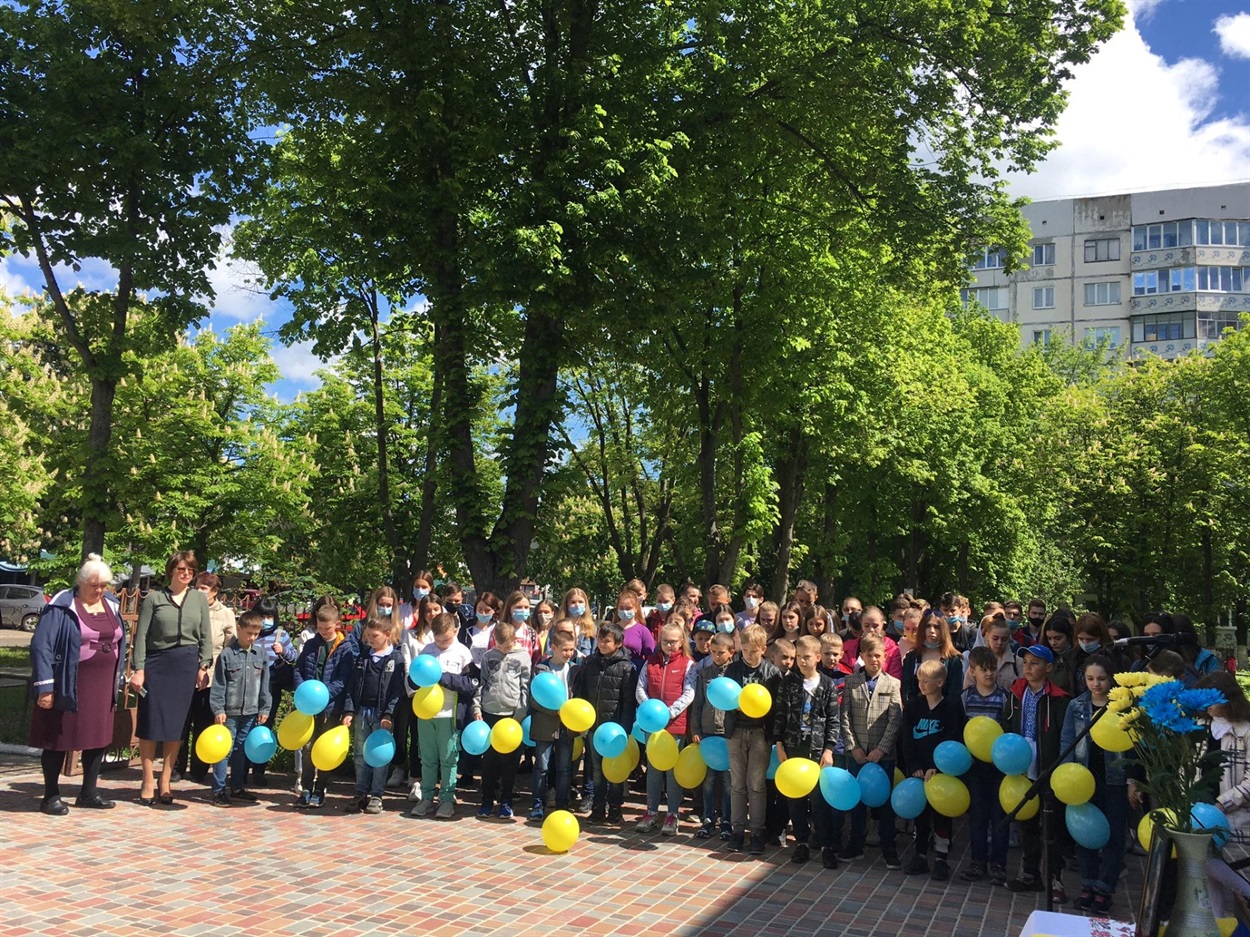 На відкритті меморіальної дошки були присутні також учні з класу в якому навчається син Дмитра Пономаренка