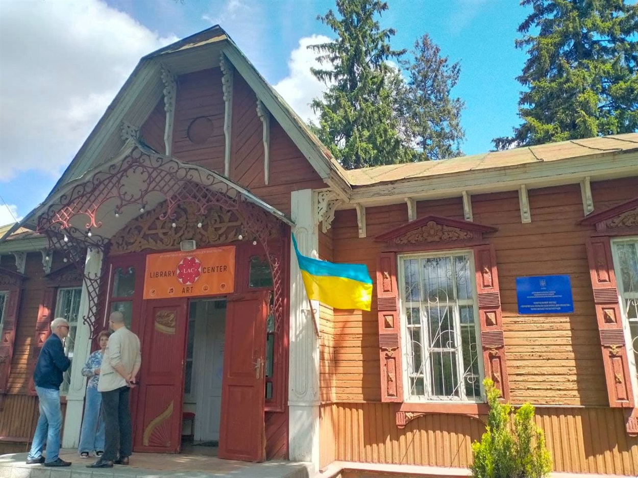 Муніципальна галерея знаходиться в приміщенні старовинного будинку за адресою Шевченка, 54. Будівля є цікавим зразком стилю модерн з дивовижним дерев’яним різьбленням