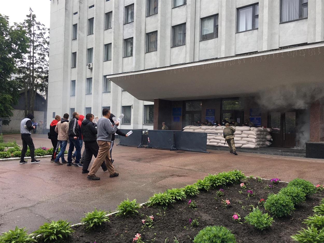 Мітингарі намагаються захопити приміщення районної адміністрацї у Чернігові, за адресою Шевченка, 48