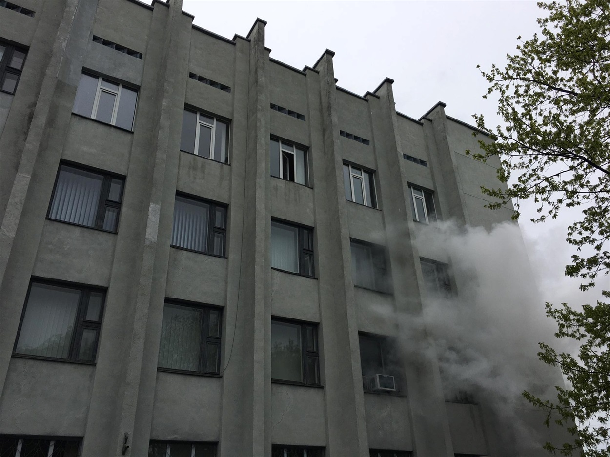 За легендою загоряння виникло на четвертому поверсі. Там знаходяться люди, які потребують евакуації 