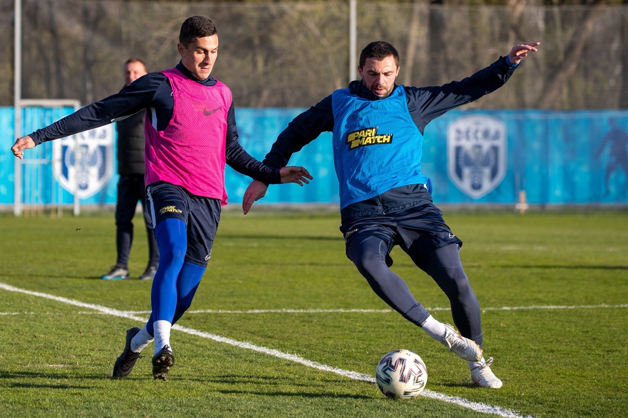 Павло Полегенько (в рожевій маніжці)