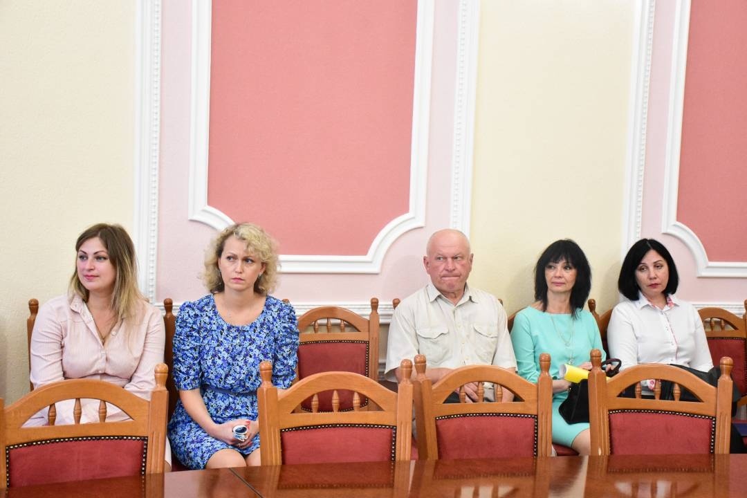 Наталія Докіна - друга на фото зліва на право, за нею - Олександр Носач, відразу після нього Ірина Хоменко