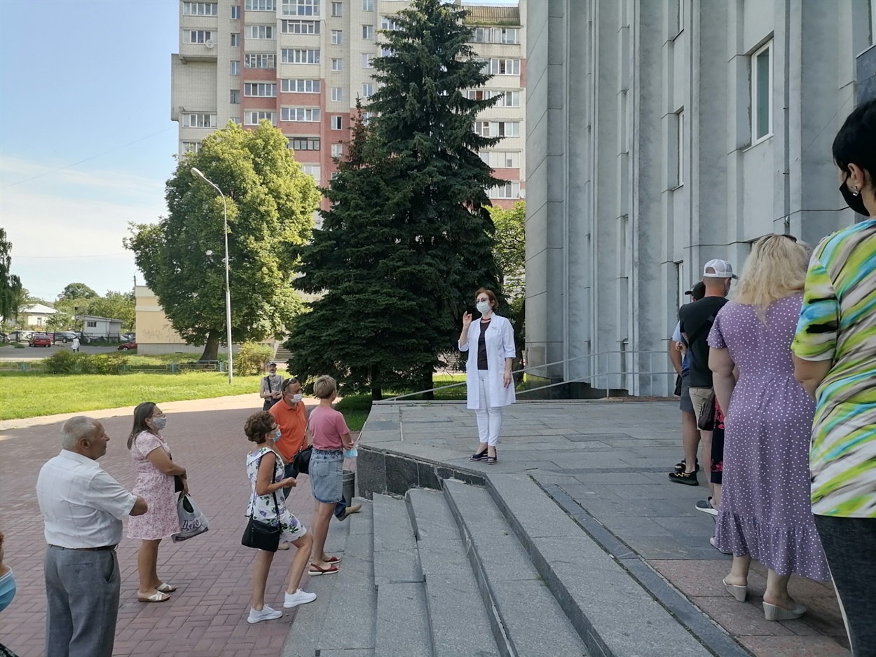 Лікарка розповідає людям у черзі про особливості вакцини, якою їх щеплюватимуть. Це китайський CoronaVac. Чернігів має в запасі до 10 тис. доз