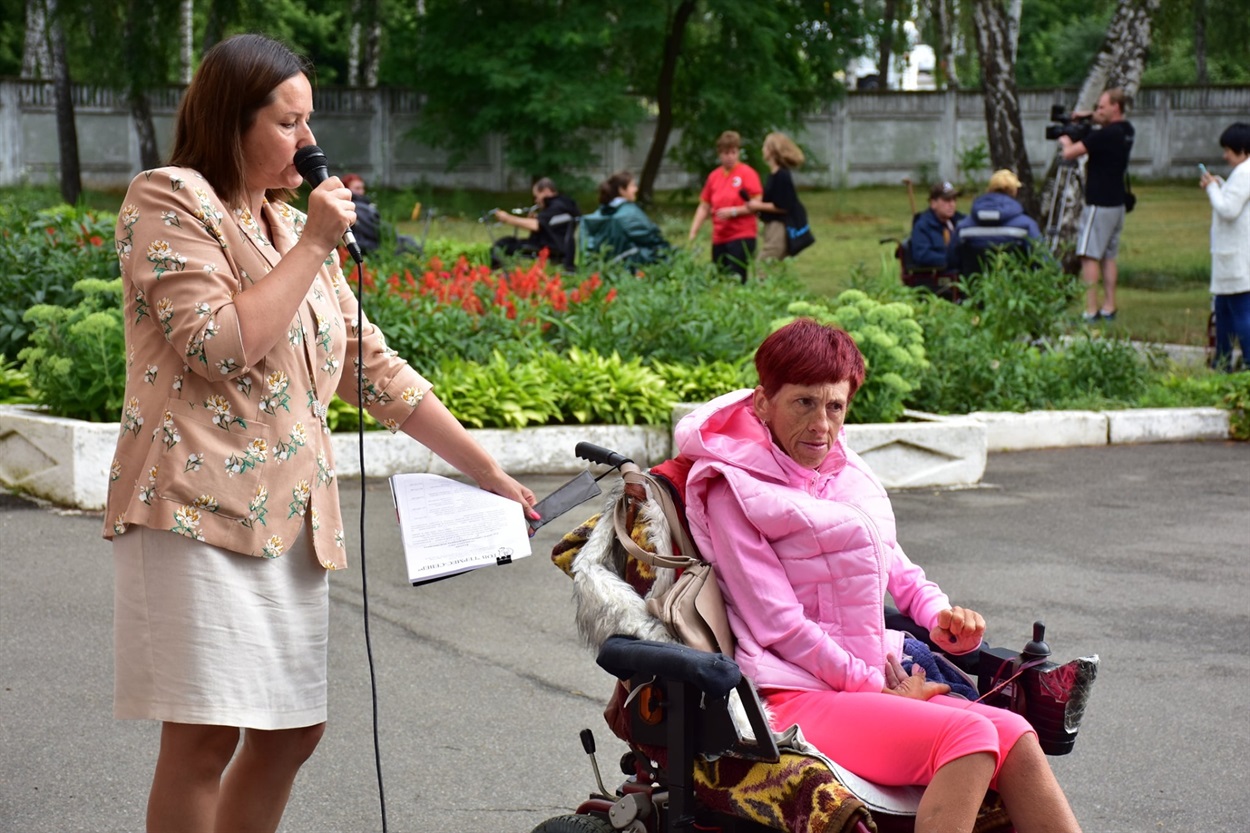 На фото дизайнерка одягу разом із підопічною геріатричного пансіонату