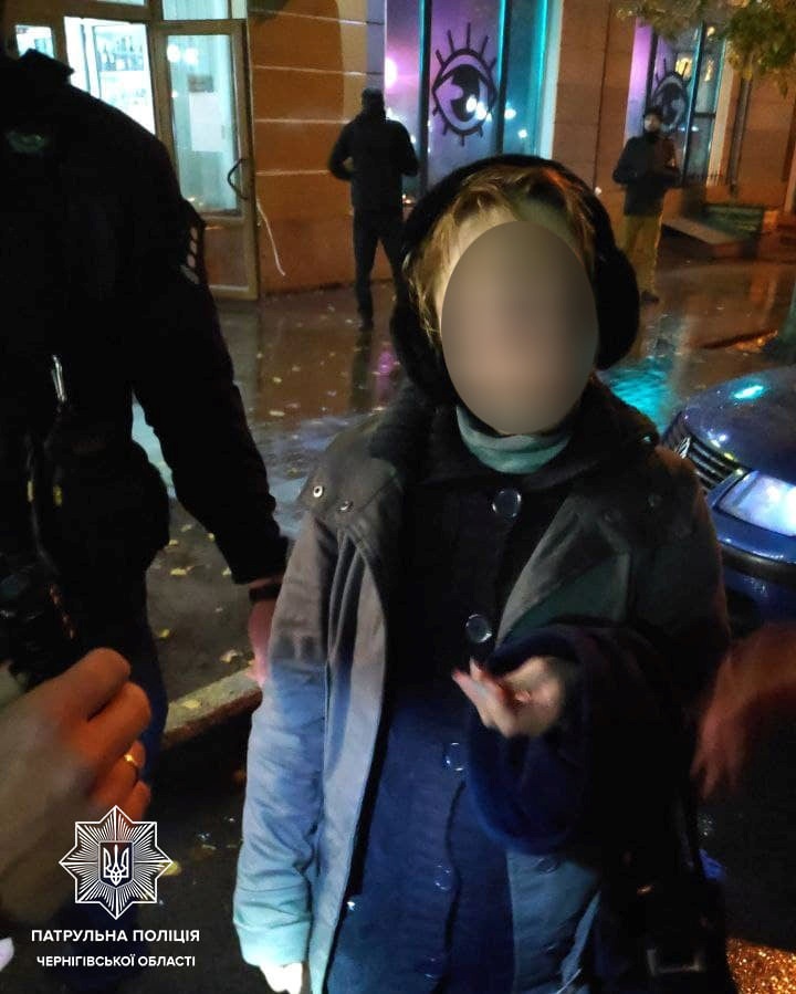 У жінки під час перевірки документів випав пакетик з наркотиками