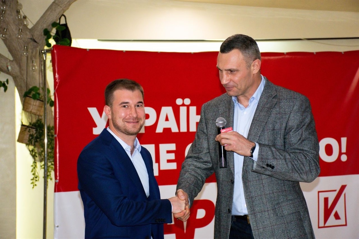 Олександр Ломако отримує партійний квиток. Він очолив обласний осередок