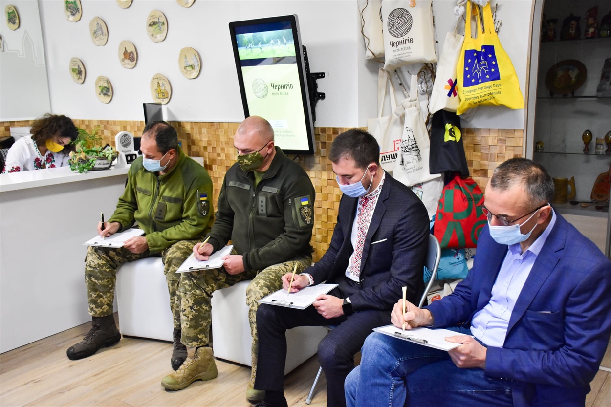 У Чернігівському ТІЦ 9 листопада військовий комісар області, секретар міської ради та начальник Управління культури писали радіодиктант