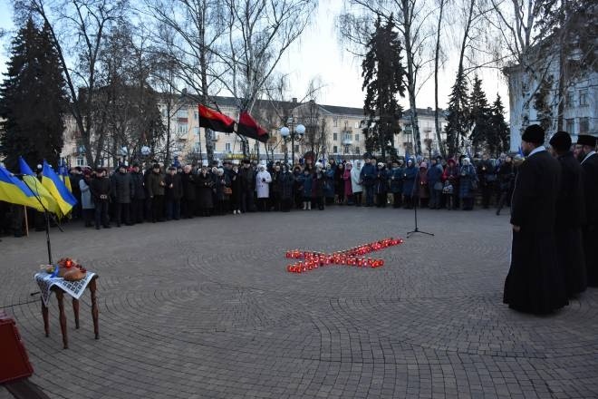 Сквер Хмельницького, де останні роки відбувалися заходи із вшанування жертв голодоморів, чернігівський міський голова називає недоречним місцем для меморіалу, адже це місце де відпочивають і розважаються люди