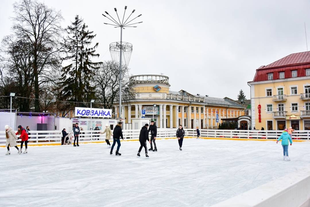 У 2019-му році ковзанку встановлювали на Красній площі. У 2020/2021 - її вже заливали в Центральному парку культури та відпочинку 