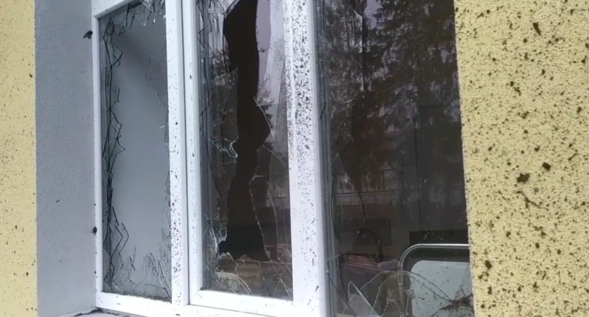 Російські снаряди пошкодили будівлю Чернігівського обласного центру сучасної онкології