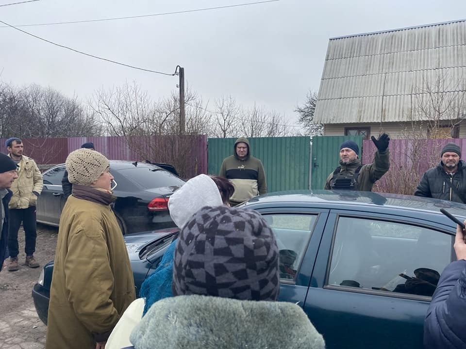 Мешканці звільнених сіл зустрічають українських військових та волонтерів