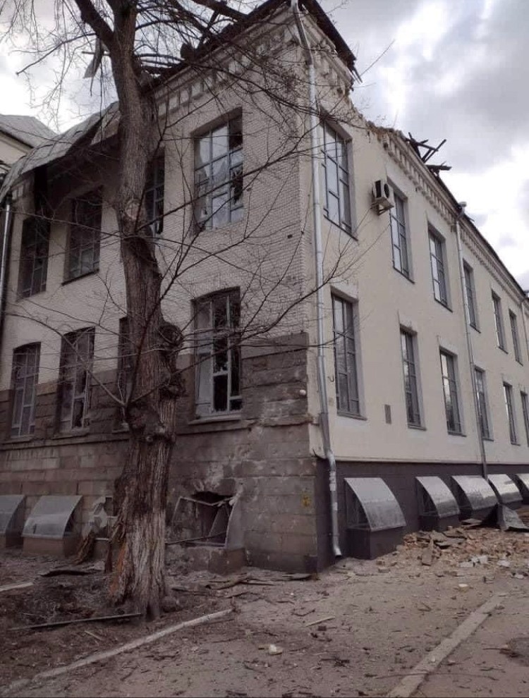 Зруйнована будівля пам'ятки архітектури ХХ століття 