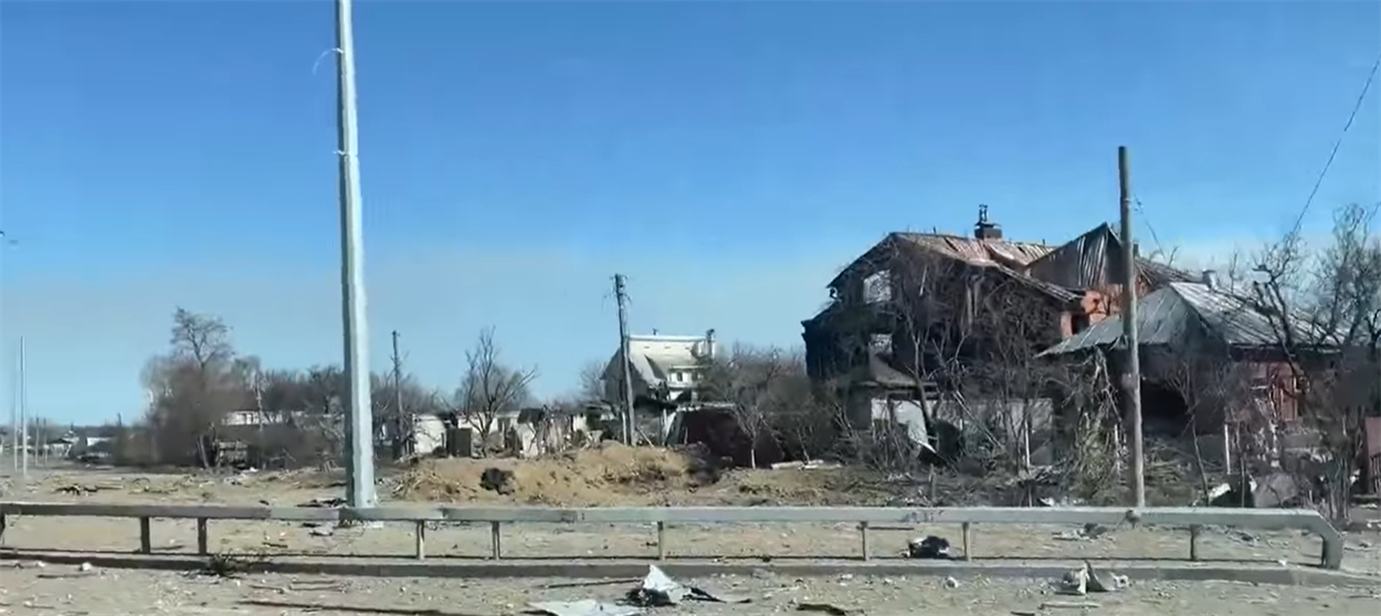 Розбиті та спалені будинки мікрорайону Бобровиця в Чернігові 