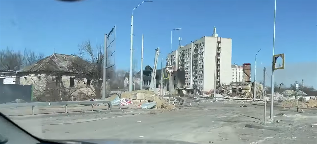 Обірвані дроти та розбиті комунікації в мікрорайоні Бобровиця
