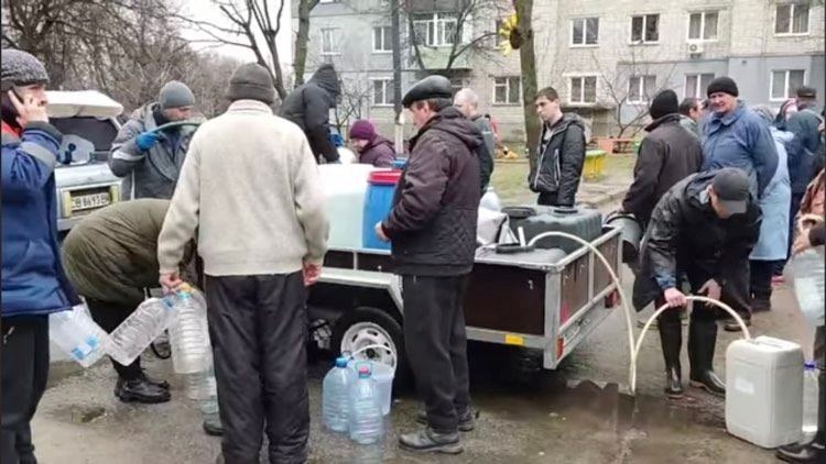 Волонтери-водовози організували підвіз води мешканцям Чернігова