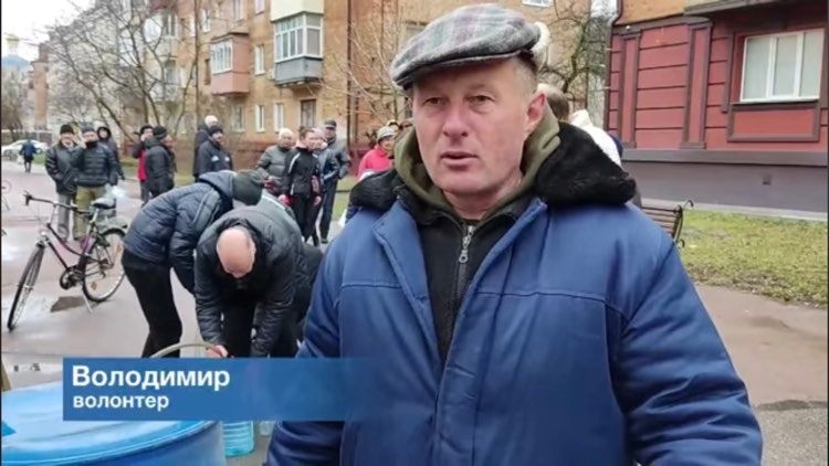Володимир також відгукнувся та організував підвіз води волонтерам