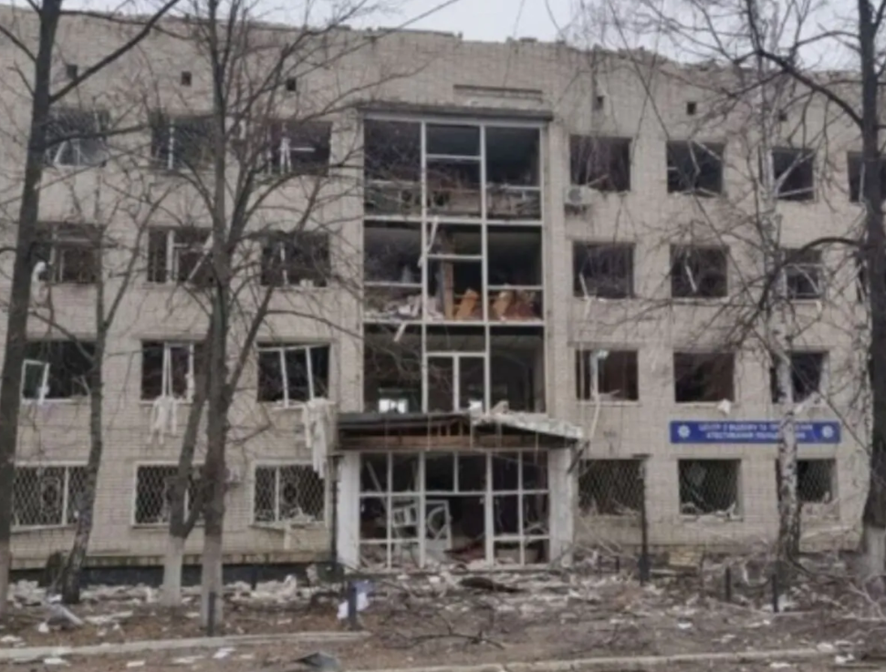 Будівлю Чернігівської міської лікарні №2 обстріляли. Вибиті вікна, пошкоджений корпус