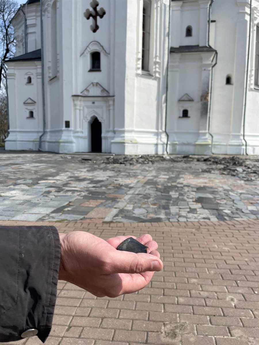 Уламки російських снарядів, які пошкодили будівлю Катерининської церкви у Чернігові