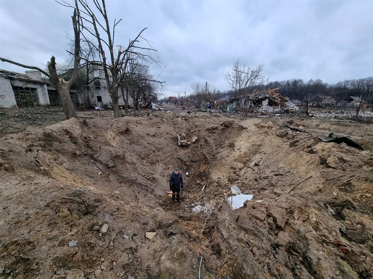 Величезна вирва від авіабомби 
