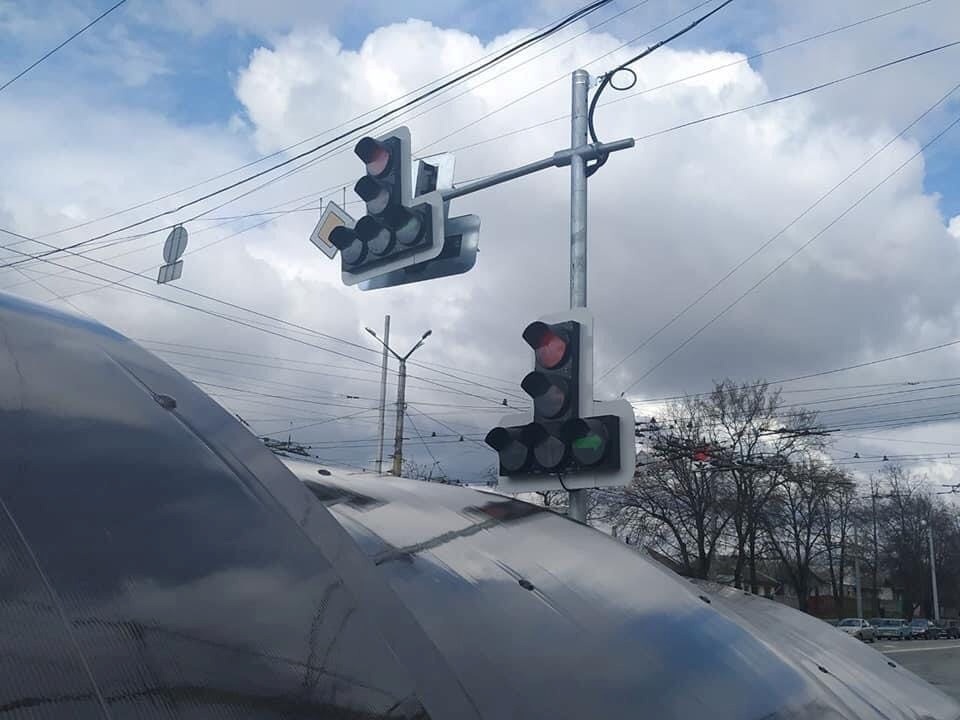 На перехрестях з інтенсивних рухом поновлене світлофорне регулювання