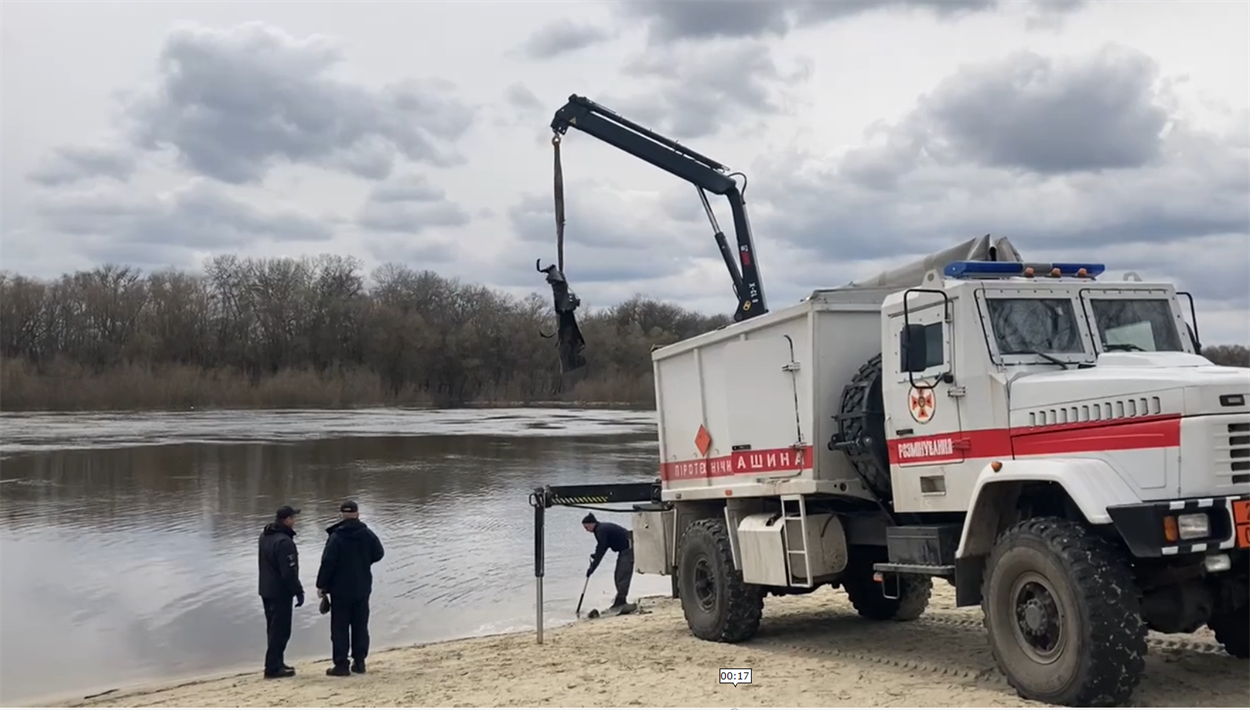 

Обстежувати берег річки і пляж рятувальники почали 9 квітня
