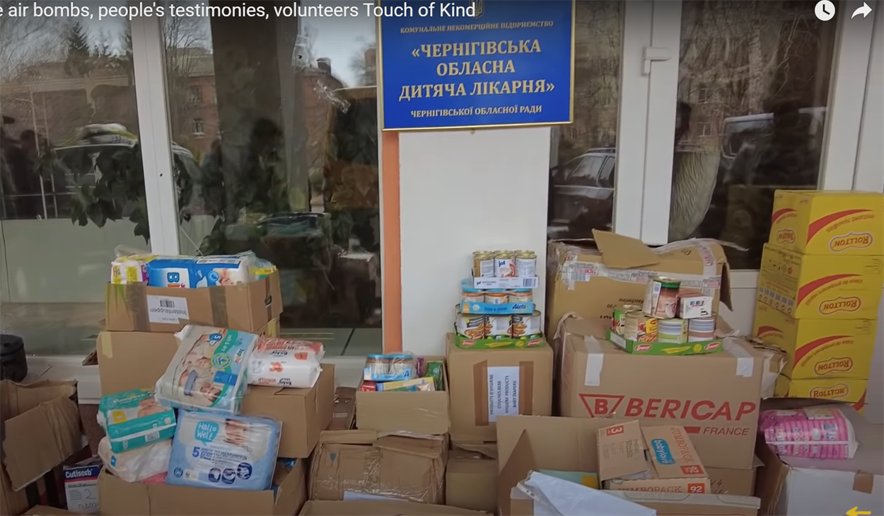 Волонтери передали допомогу пацієнтам та медикам Дитячої обласної лікарні