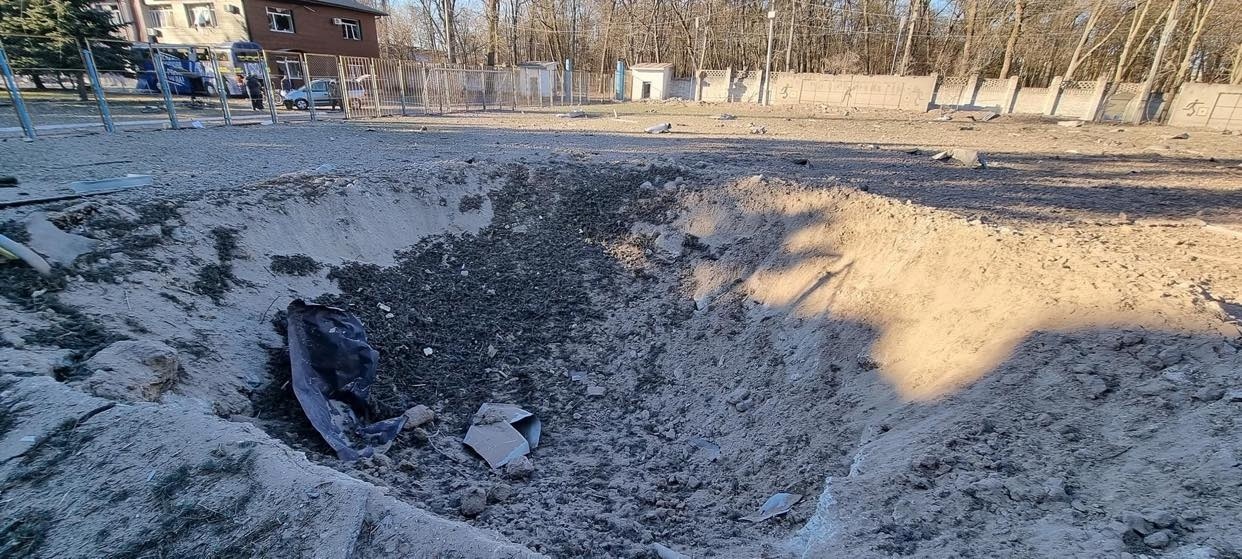 Вирва від бомби, яку скинув російський літак на стадіон. Вибух зруйнував інфраструктуру
