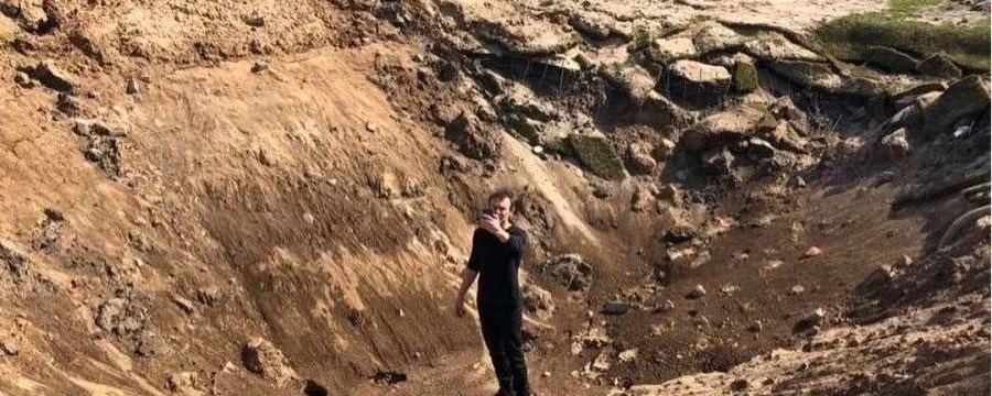 Вирва від авіаційної бомби, яка знищила інфраструктуру стадіону ім. Ю. Гагаріна 