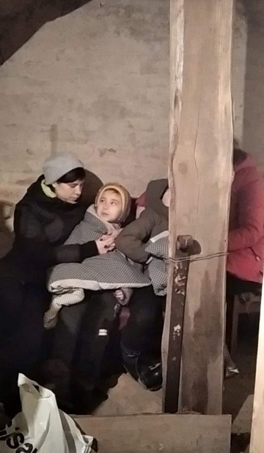 Дружина Романа Нежиборця  - Антоніна - із сином переховувалися в підвалі школи