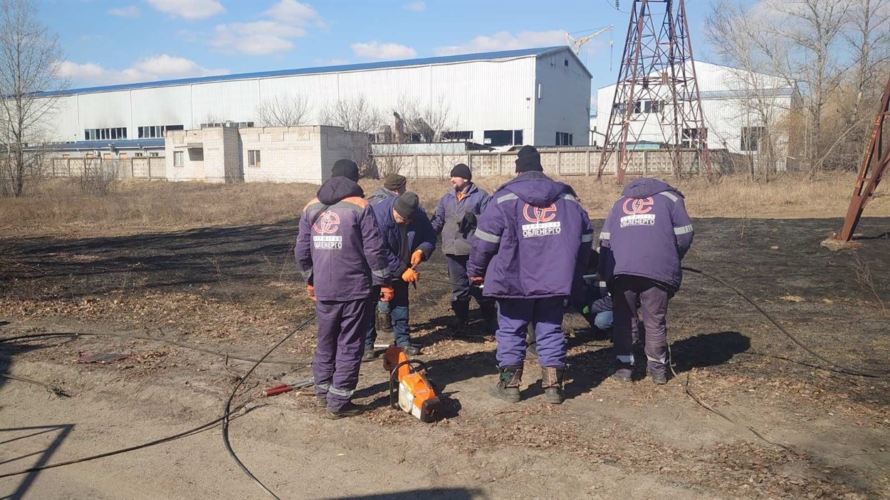 Аварійні служби усувають пошкоджені та зруйновані електромережі 