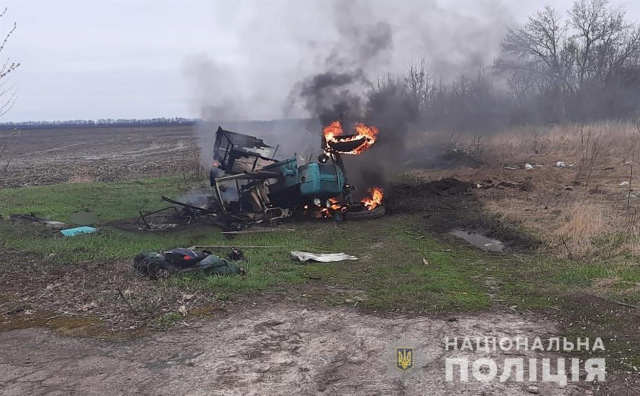 Трактор,  пошкоджений внаслідок наїзду на протитанкову міну
