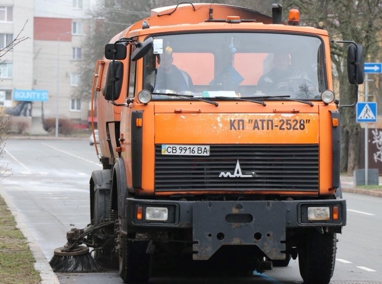 Дорожній пилосос «Глобус», відпрацьовує ділянку на проспекті Миру - від проспекту Перемоги до Градецького