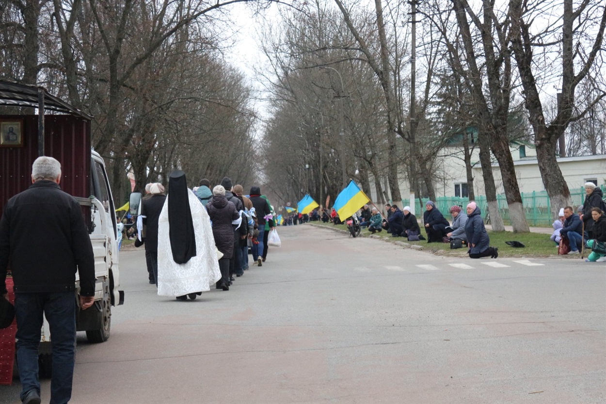 Після відспівування в храмі, в останню путь захисника провели живим коридором
