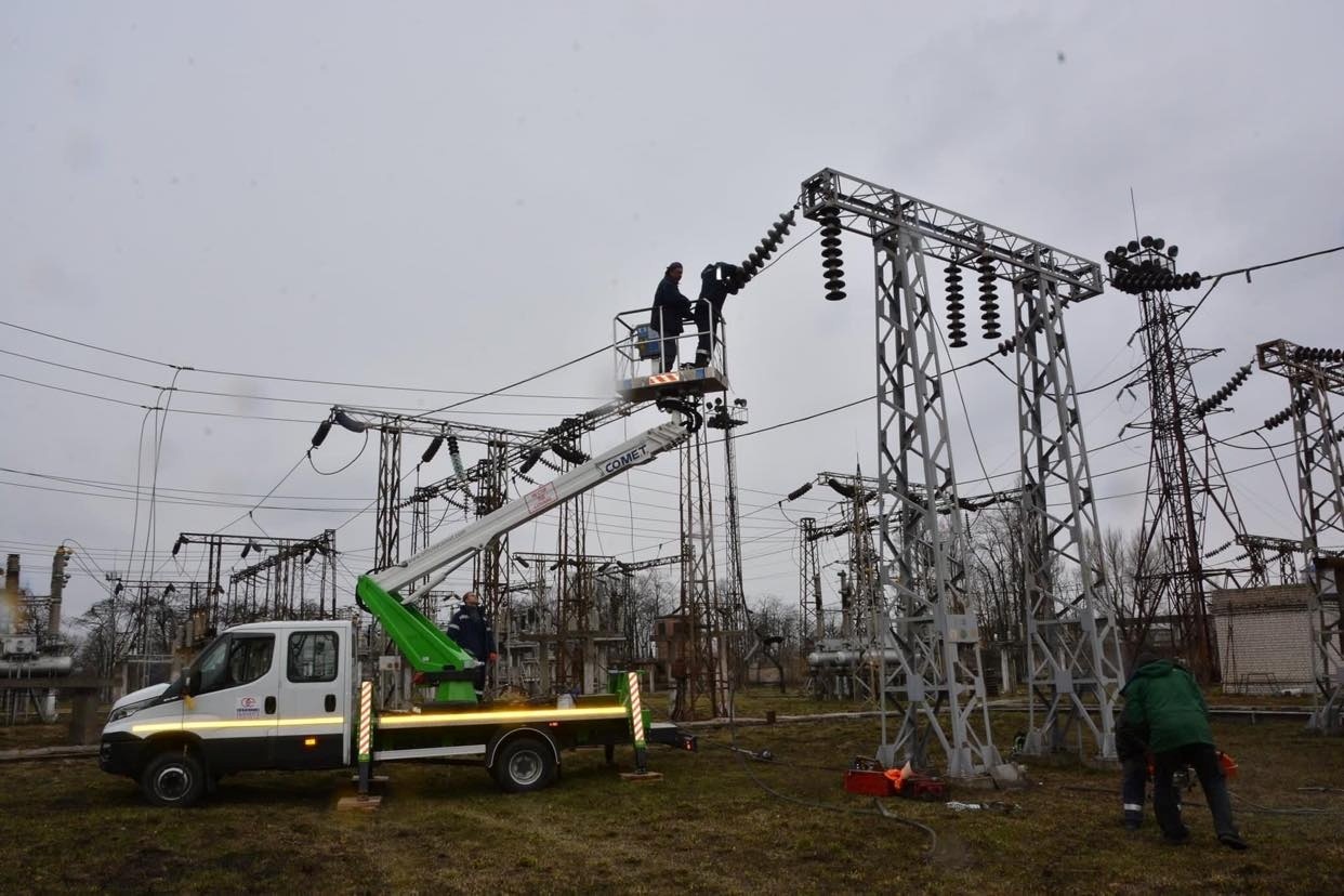 Ремонтні бригади Чернігівобленерго відновлюють електропостачання населених пунктів Чернігівщини