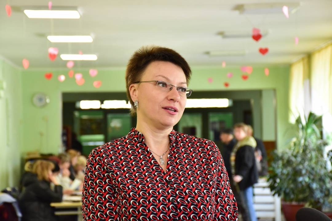Директор школи №7 Наталія Колотило розповідає як проходить видача гуманітарної допомоги на базі навчального закладу