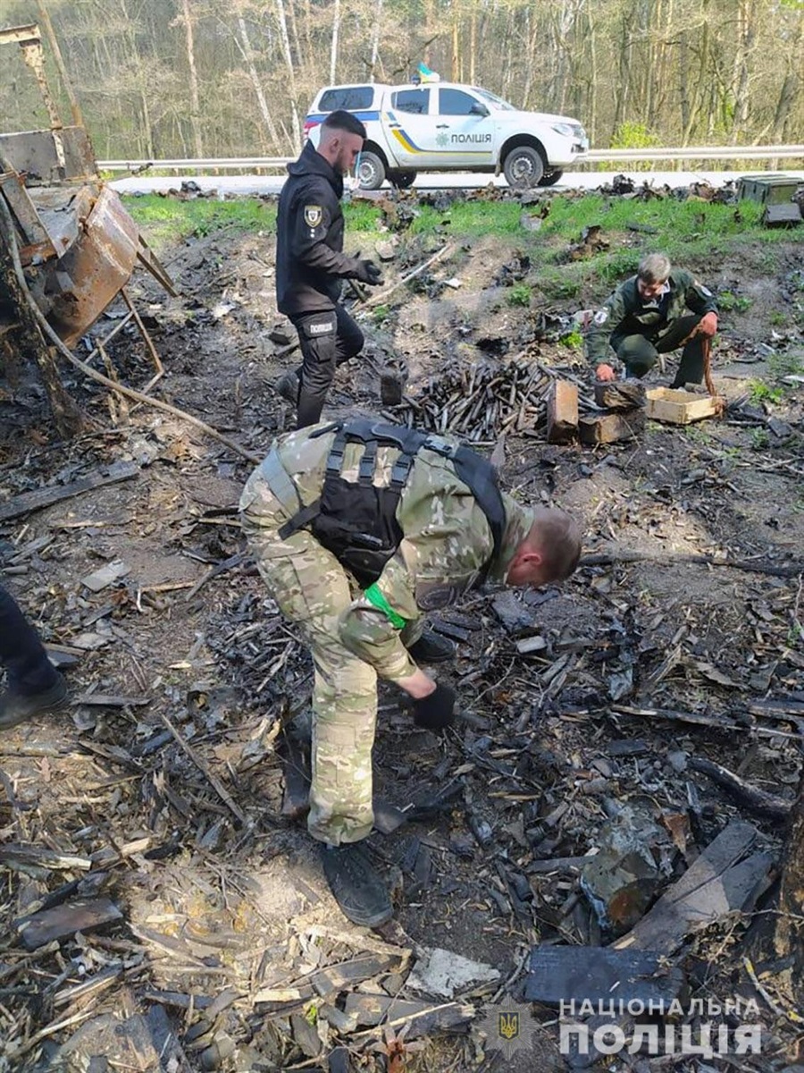 Поліцейські вибухотехніки та військові ЗСУ проводять знешкодження російських боєприпасів 