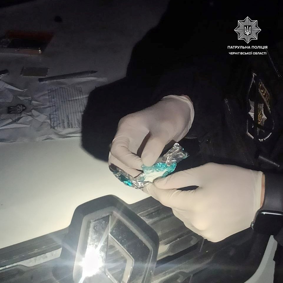 У чернігівця вилучили пакунки з підозрілою речовиною та порошком білого кольору 