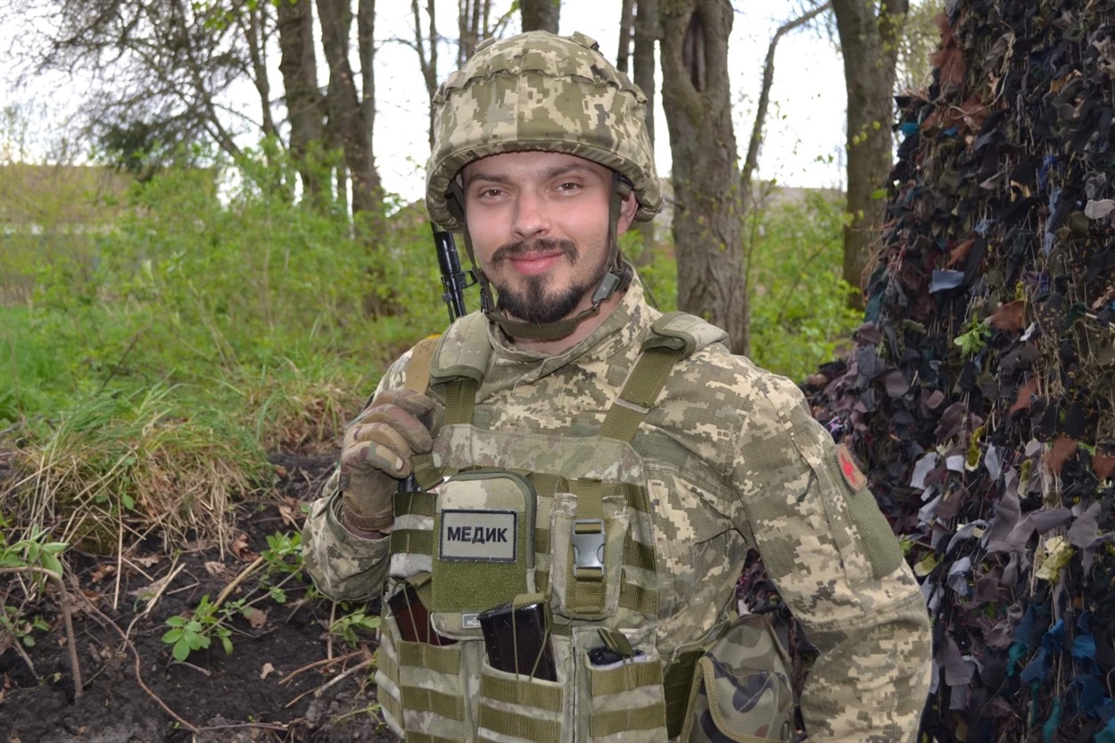 Роман оберігає життя наших захисників