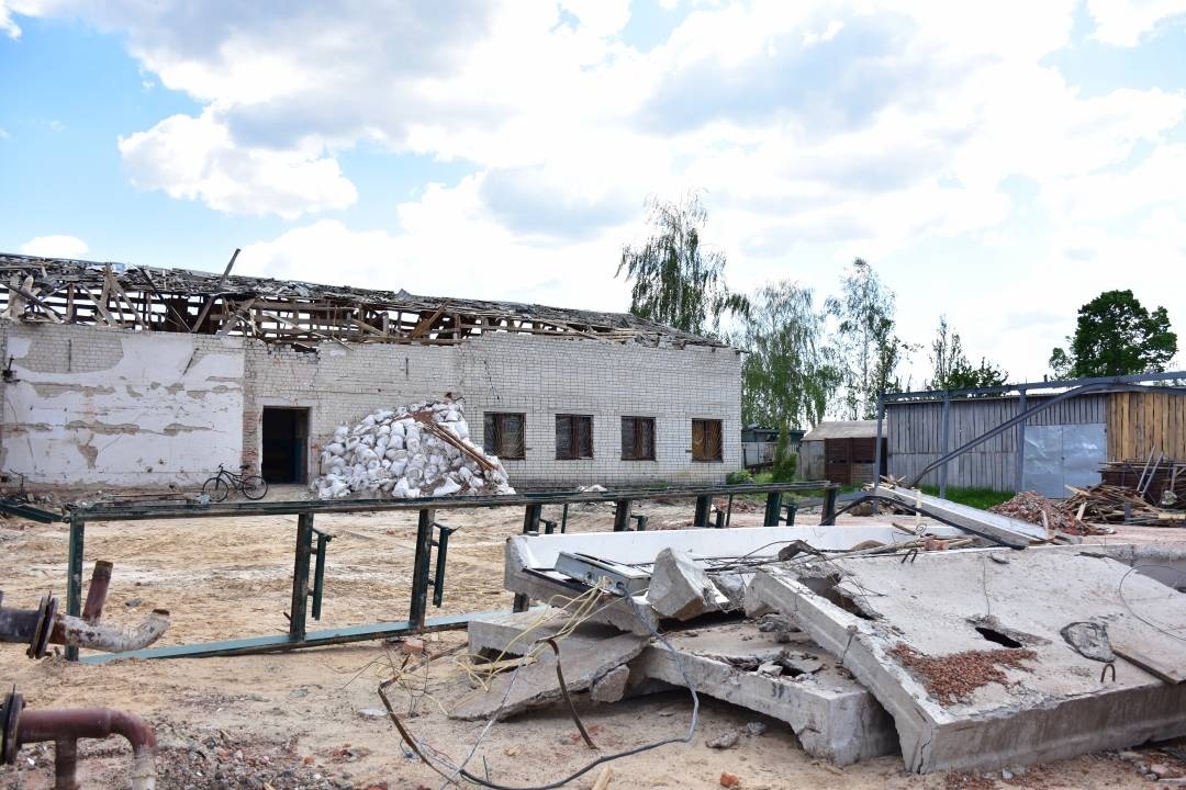 Розбиті будівлі підприємства, яке займається похованнями на міському кладовищі