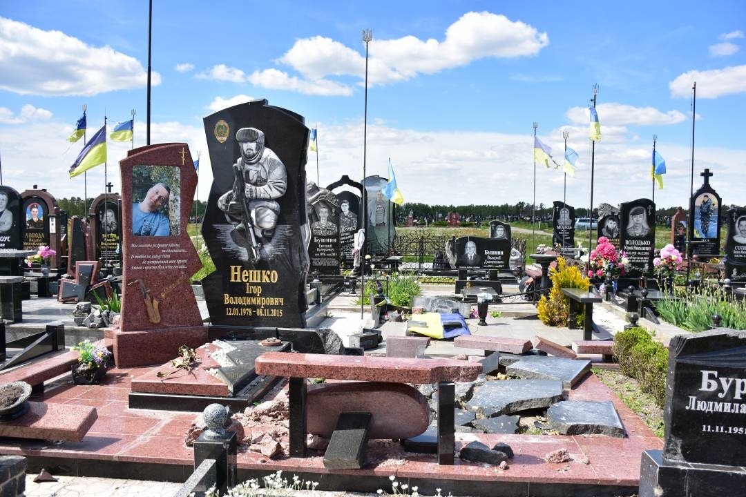 Обстріляні пам'ятники загиблих Героїв-захисників України