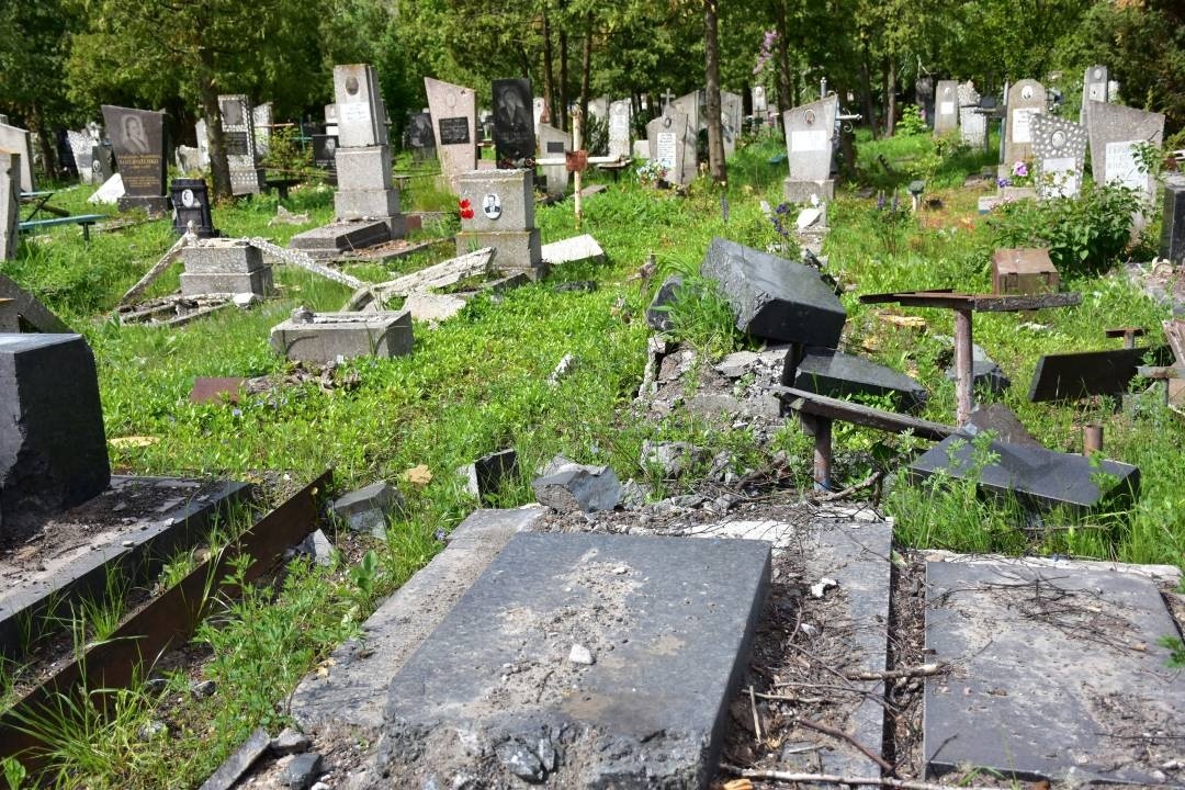 Розбиті поховання на кладовищі "Яцево" 