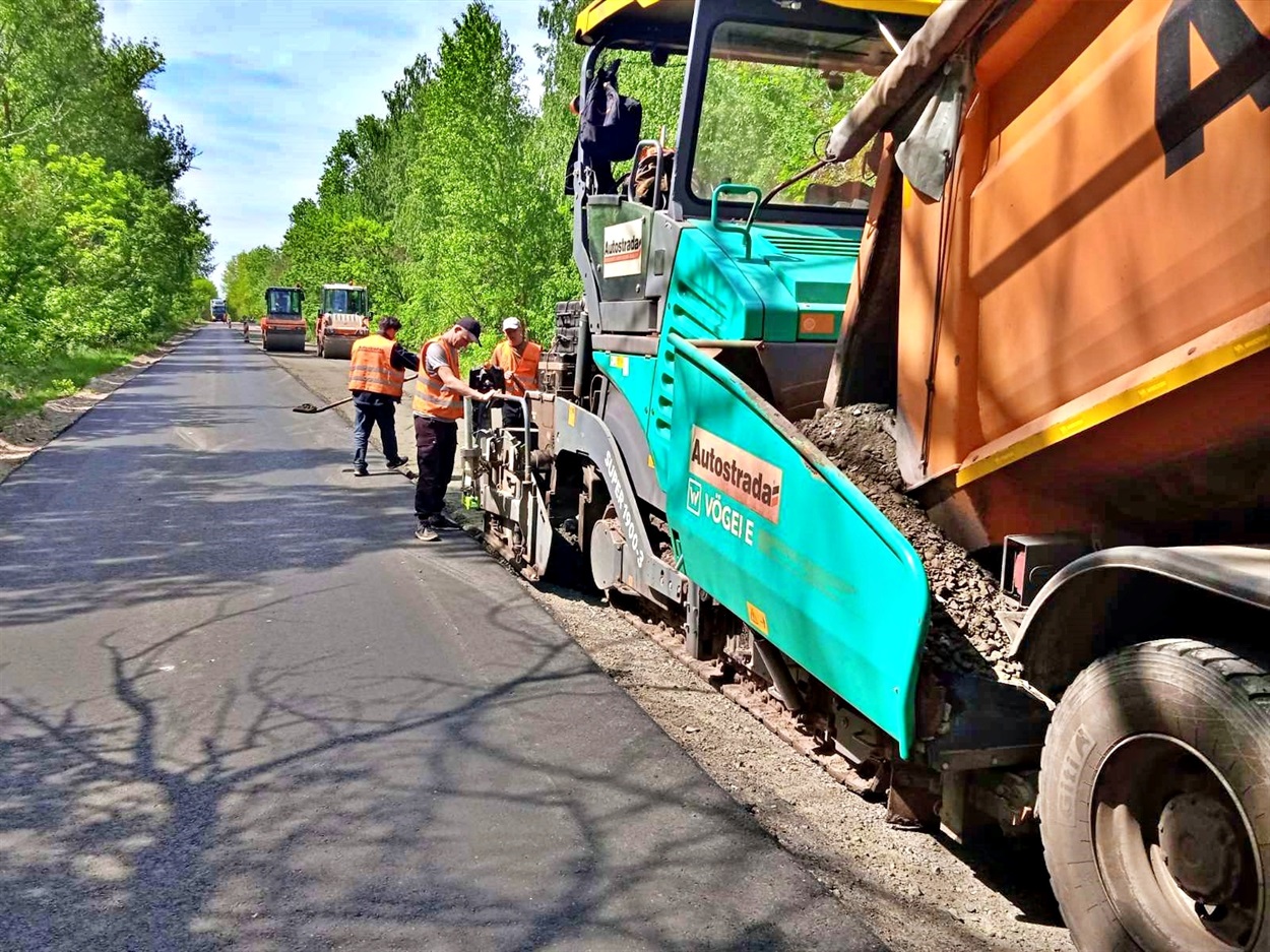 Дорожні роботи з вирівнювання автодороги від Чернігова до Києва