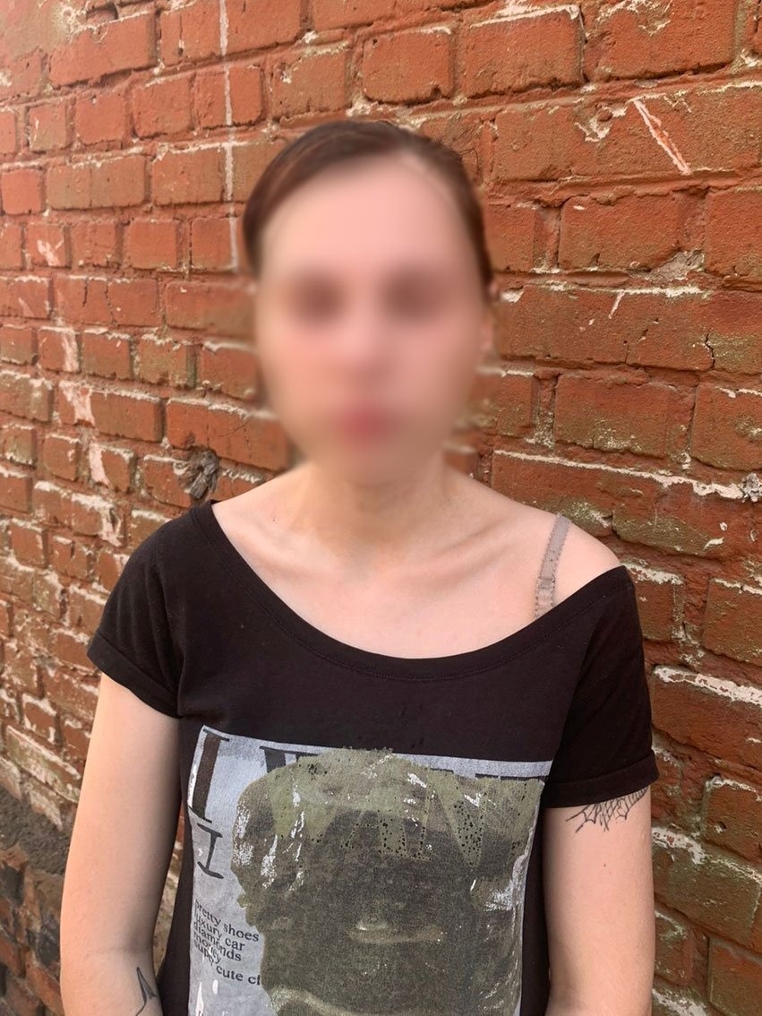 Дівчину затримали правоохоронці при отриманні посилки з психотропами 