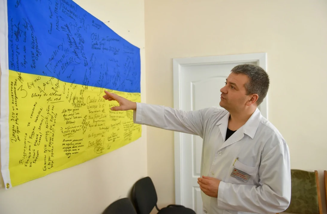 Цей синьо-жовтий стяг нагадує про пережите під час оточення