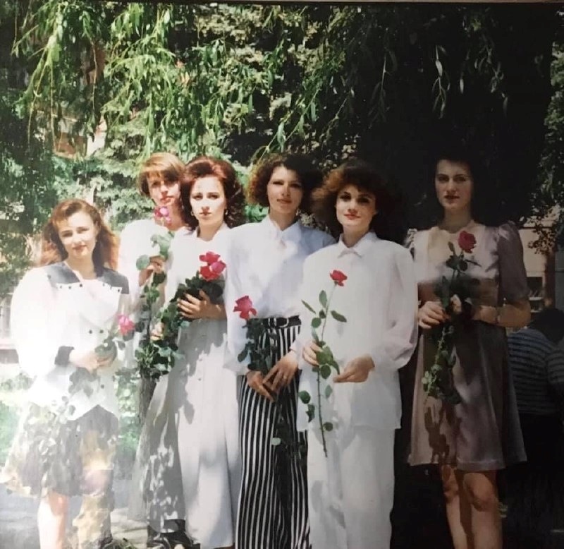 Останній дзвоник в педінституті. На фото Ганна Чепурна друга зліва. 1996 рік